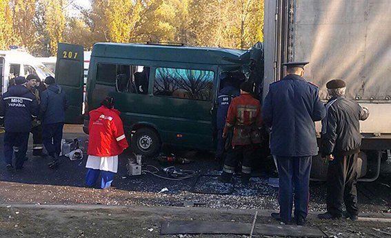 В Днепре столкнулись маршрутка и фура, пострадали 11 человек