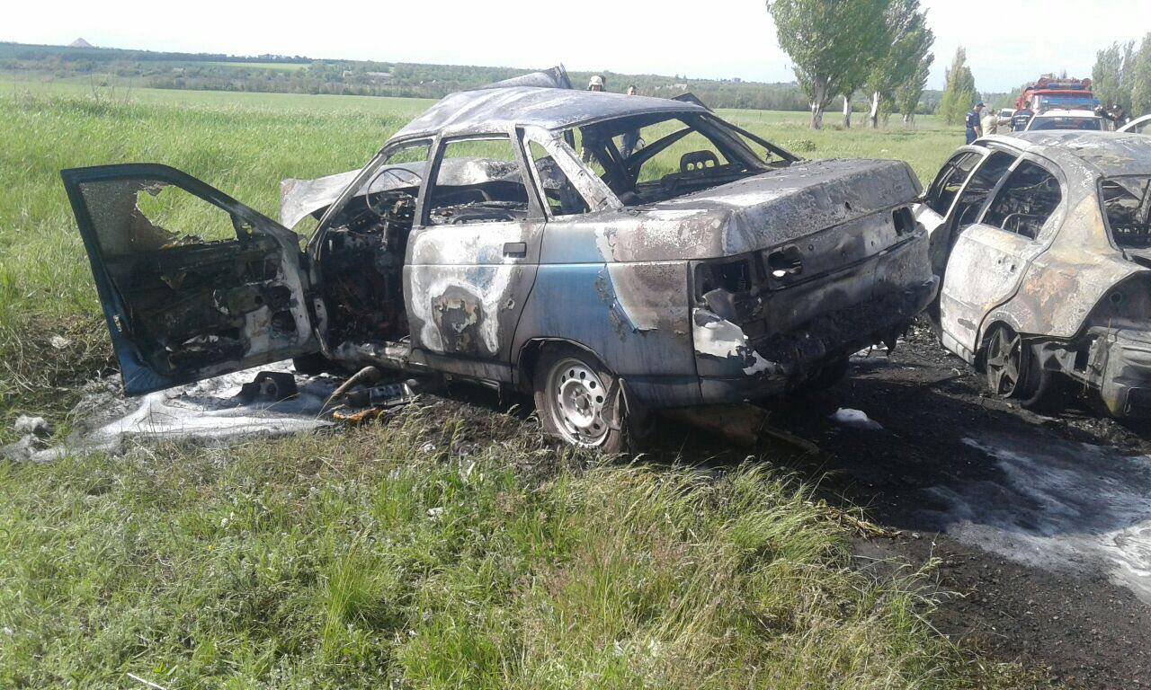 В Донецкой обл. две легковушки столкнулись лоб в лоб и загорелись: есть жертвы
