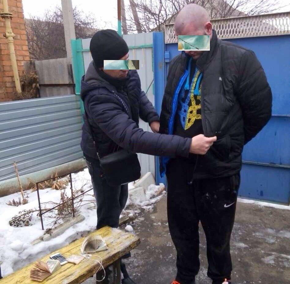 В Донецкой обл. мужчина, представляясь замкомандира добробата, вымогал деньги у людей