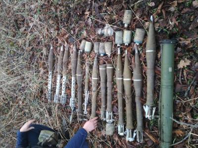 В Донецкой обл. пограничники обнаружили тайник с 27 снарядами для противотанкового гранатомета