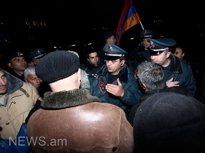 В Ереване проходит шествие оппозиции против признания результатов конституционного референдума