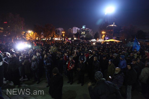 В Ереване проходит шествие оппозиции против признания результатов конституционного референдума