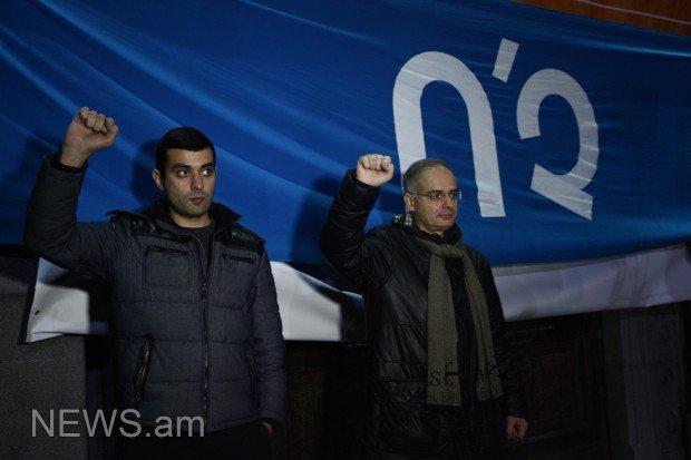 В Ереване проходит шествие оппозиции против признания результатов конституционного референдума