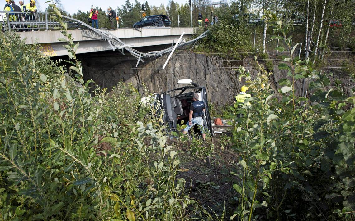 В Финляндии пассажирский автобус упал с моста, четыре человека погибли