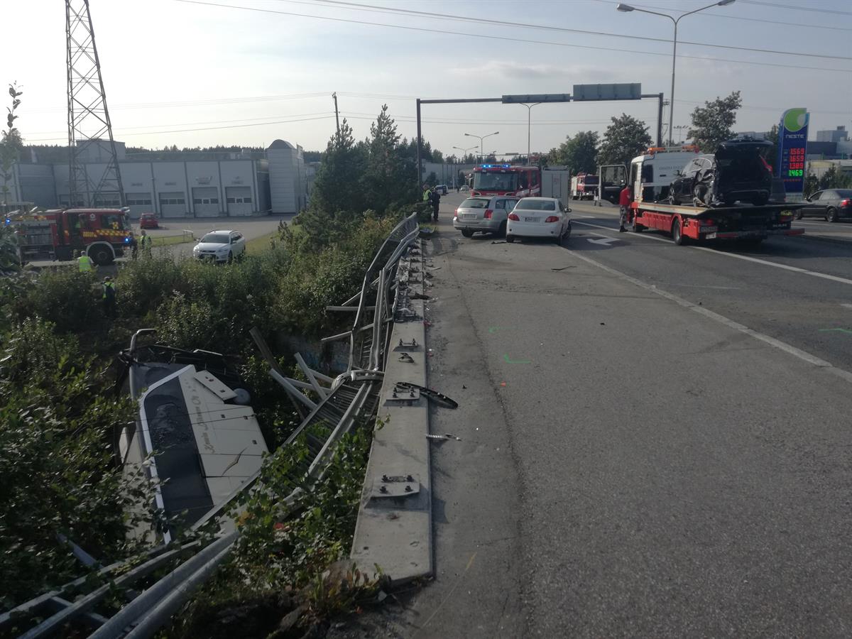 В Финляндии пассажирский автобус упал с моста, четыре человека погибли
