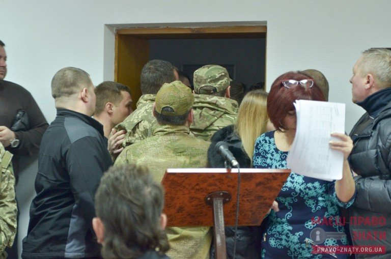 В горсовете Броваров произошла драка с применением слезоточивого газа; депутаты прыгали из окон