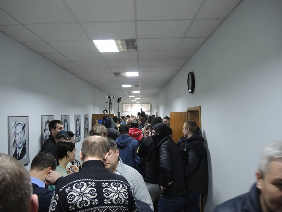 В горсовете Броваров произошла драка с применением слезоточивого газа; депутаты прыгали из окон