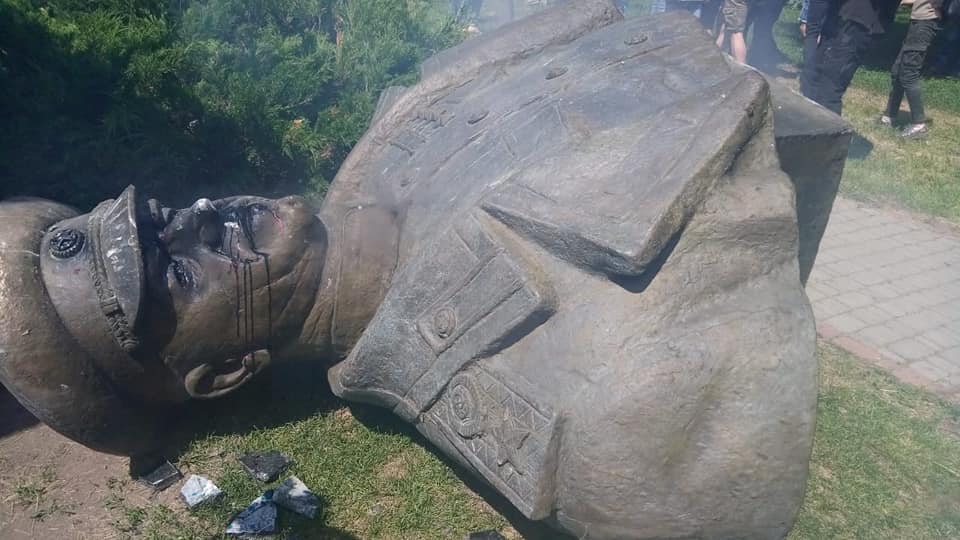 В Харькове снесли бюст маршала СССР Жукова (фото, видео)