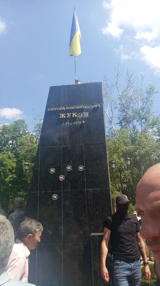 В Харькове снесли бюст маршала СССР Жукова (фото, видео)