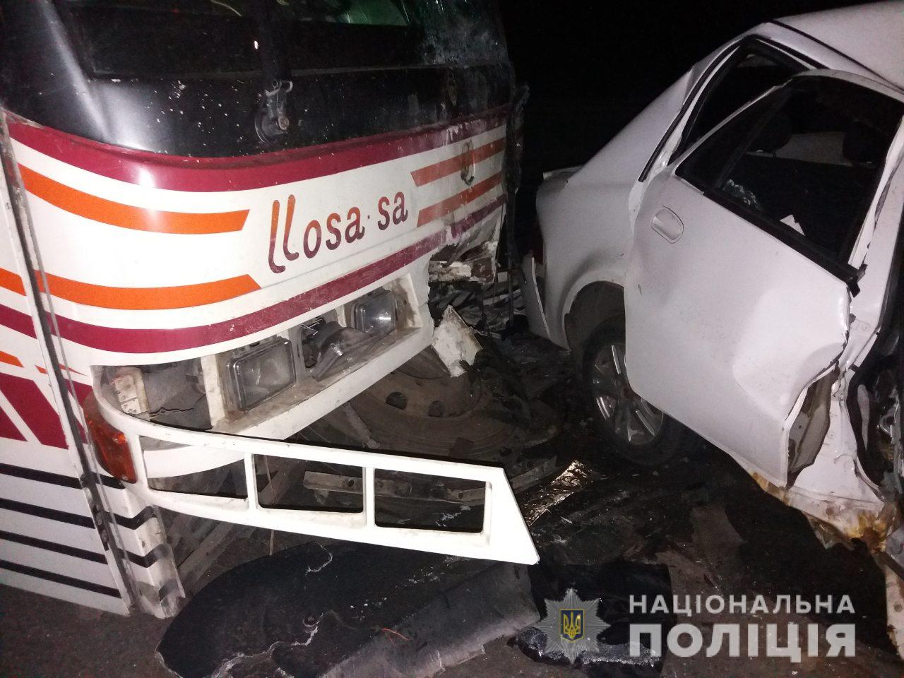 В Харьковской обл. столкнулись пассажирский автобус и легковушка, есть погибшие