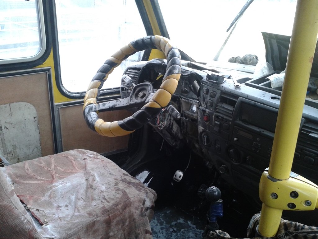 В Херсоне на остановке загорелась маршрутка