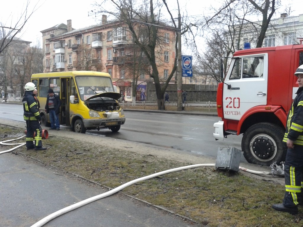 В Херсоне на остановке загорелась маршрутка