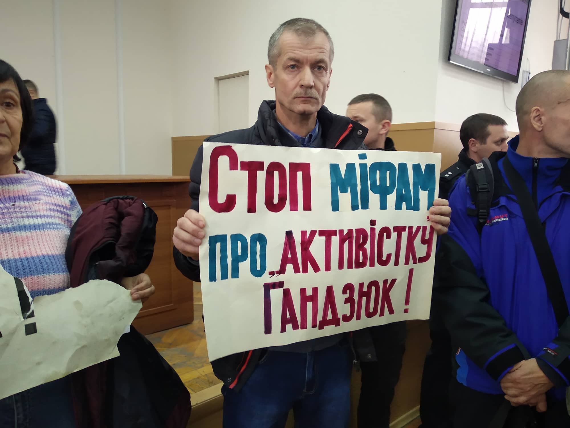 В Херсоне сорвали сессию горсовета и устроили драку из-за переименования улицы в честь Гандзюк