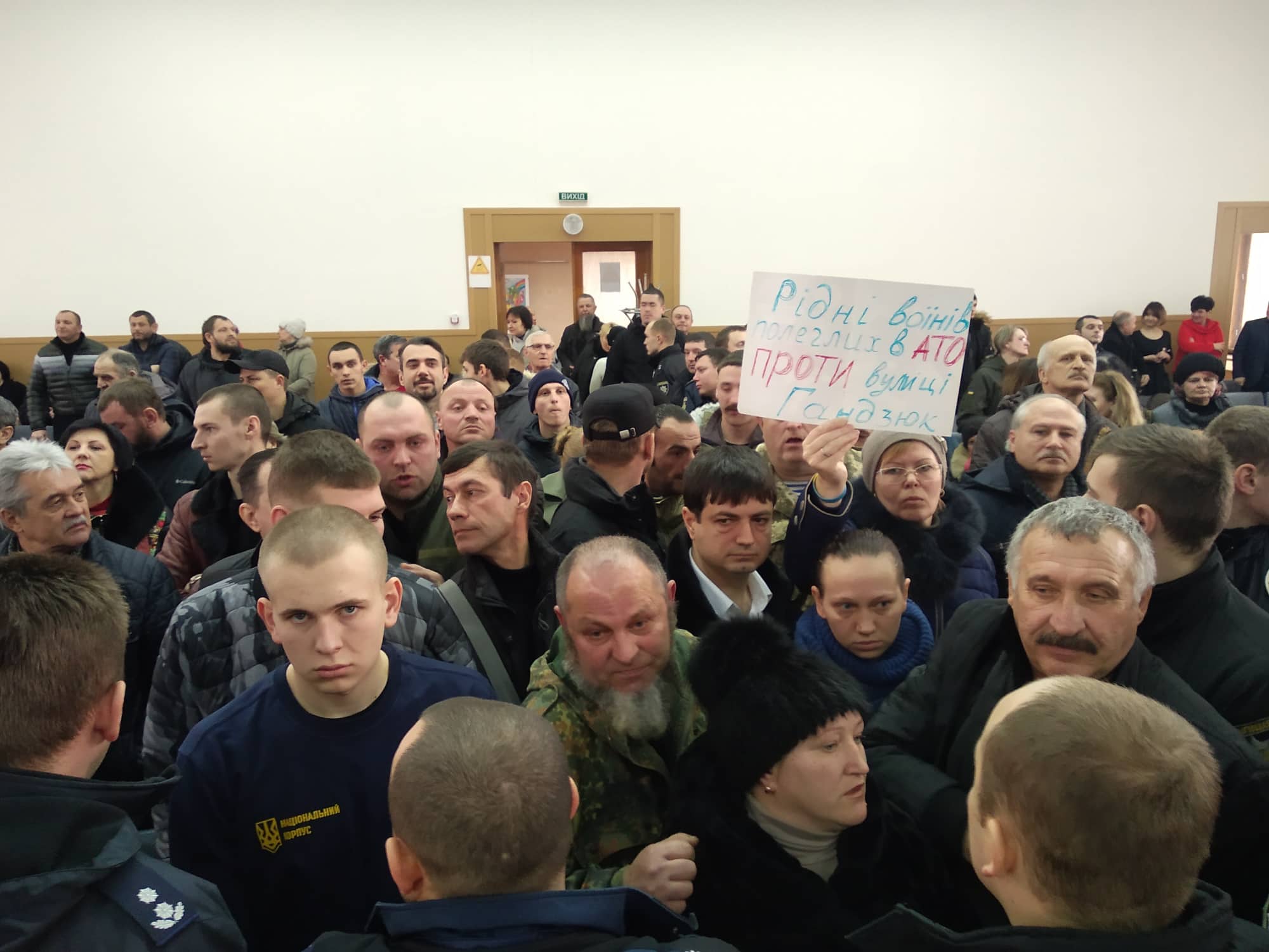 В Херсоне сорвали сессию горсовета и устроили драку из-за переименования улицы в честь Гандзюк