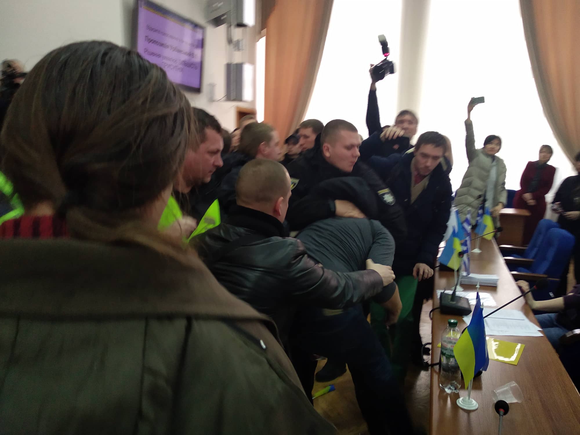 В Херсоне сорвали сессию горсовета и устроили драку из-за переименования улицы в честь Гандзюк