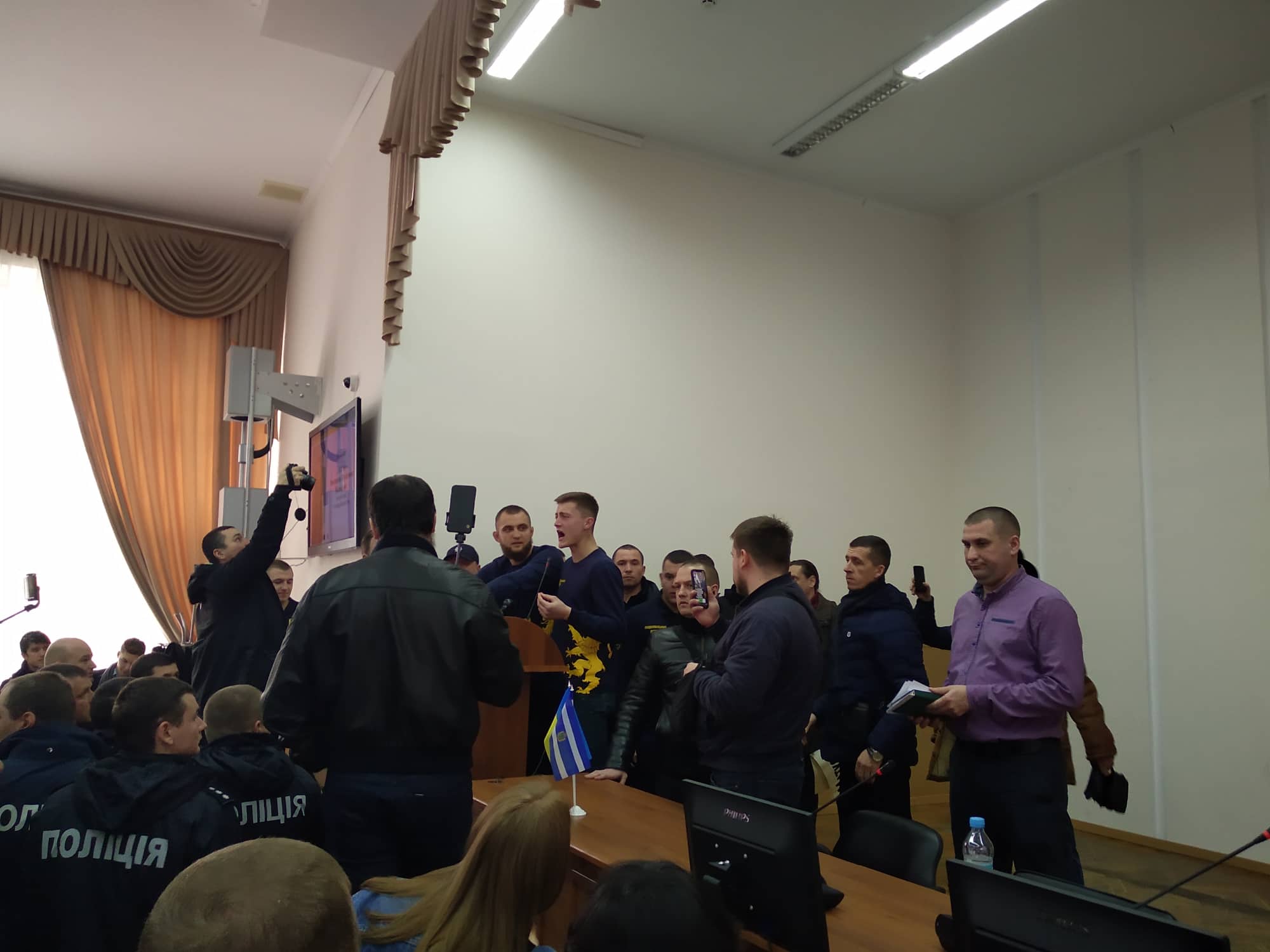 В Херсоне сорвали сессию горсовета и устроили драку из-за переименования улицы в честь Гандзюк