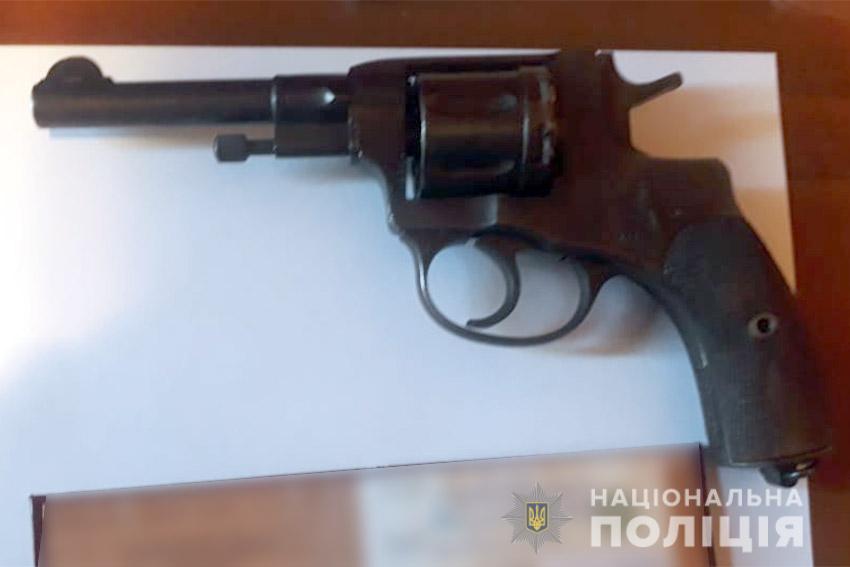 В Хмельницком неизвестные с оружием ворвались на территорию предприятия (ФОТО)