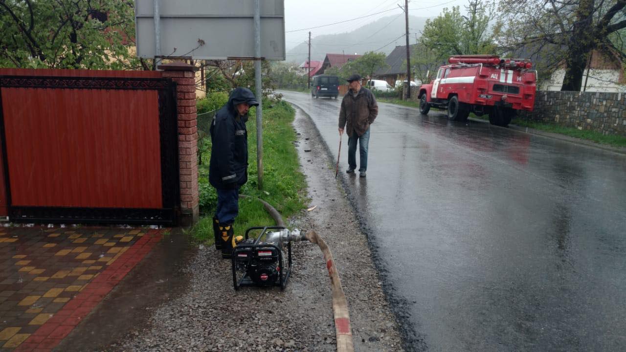 В Ивано-Франковской обл. из-за непогоды затопило дома и дворы