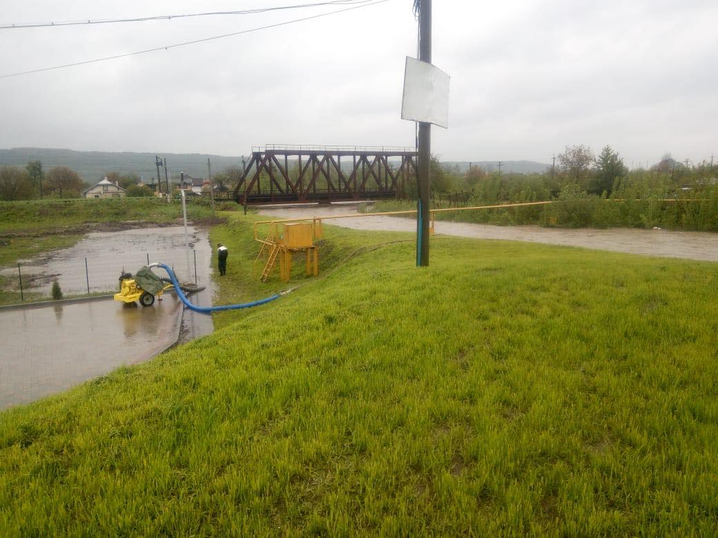 В Ивано-Франковской обл. из-за непогоды затопило дома и дворы
