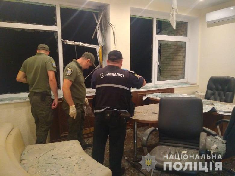 В Киеве из гранатомета обстреляли здание (ФОТО)