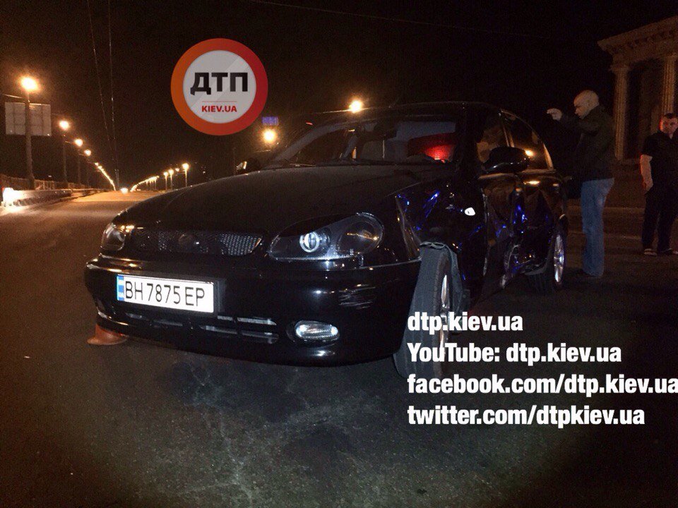 В Киеве Ланос, развернувшись через двойную сплошную, сбил мотоциклиста