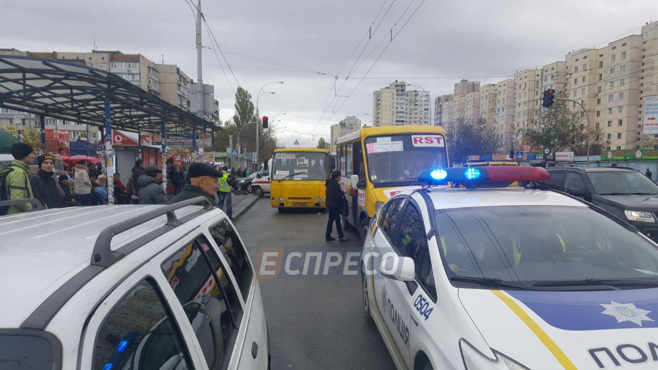 В Киеве маршрутка наехала на людей возле остановки, есть погибшие