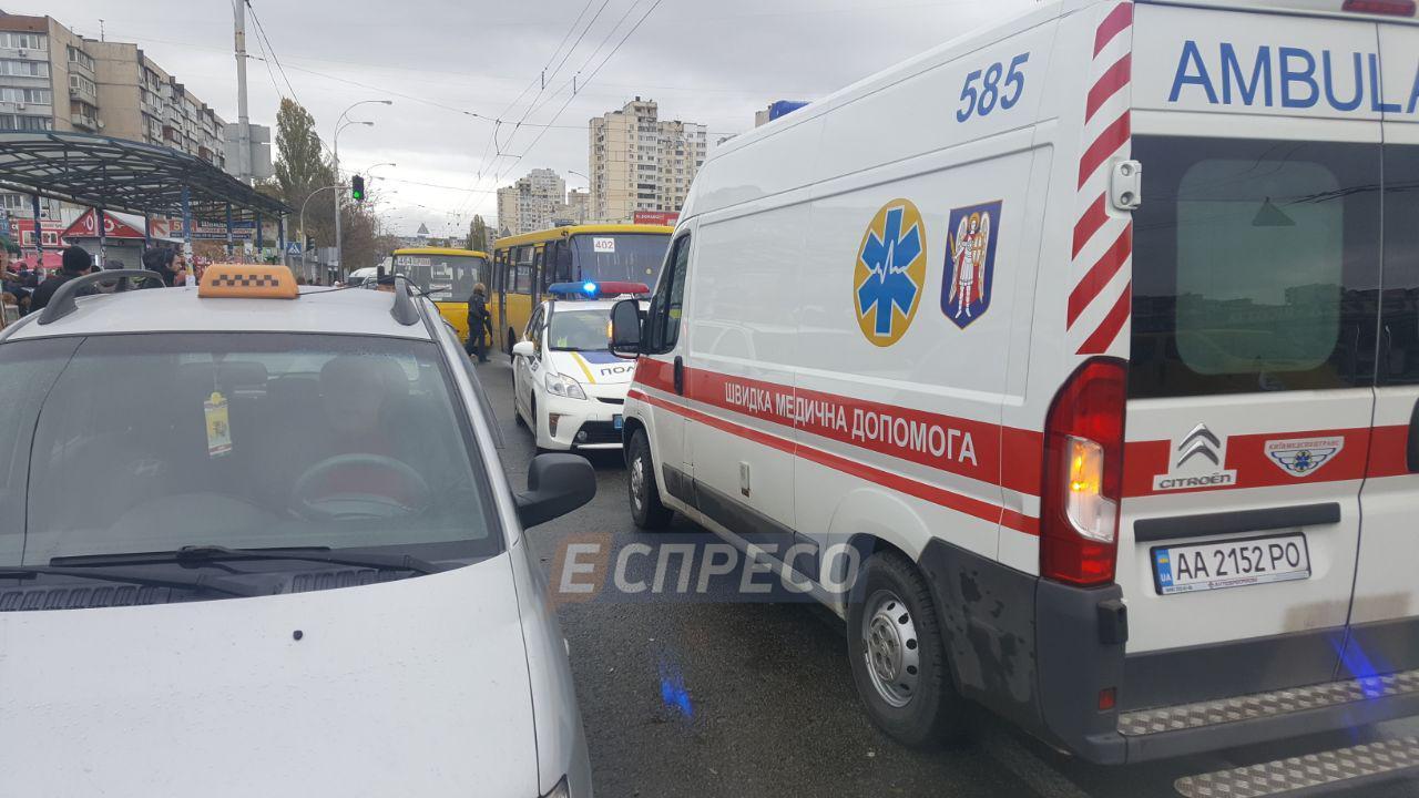 В Киеве маршрутка наехала на людей возле остановки, есть погибшие