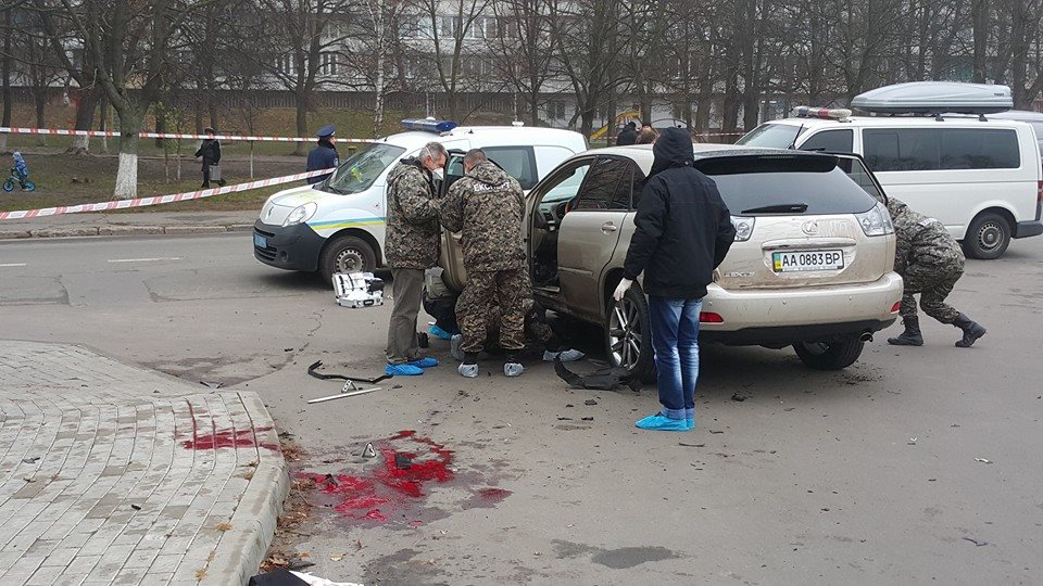 В Киеве на ходу взорвался автомобиль, водитель госпитализирован