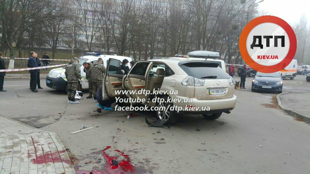 В Киеве на ходу взорвался автомобиль, водитель госпитализирован