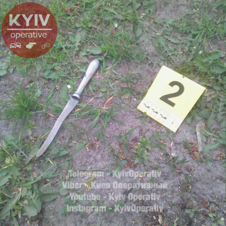 В Киеве на Оболони убили женщину, тело тащили по лестнице с пятого этажа