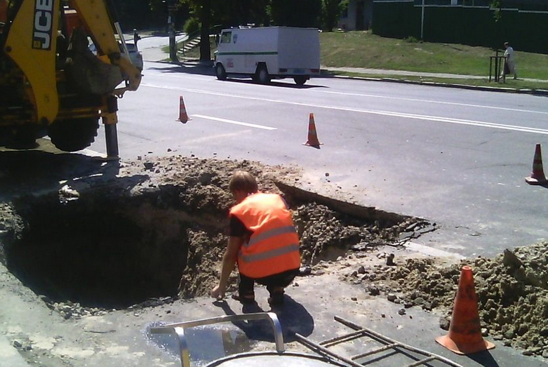 В Киеве на проспекте Науки провалился асфальт, - очевидцы