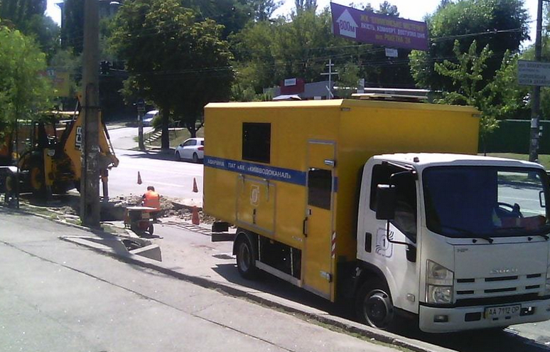 В Киеве на проспекте Науки провалился асфальт, - очевидцы