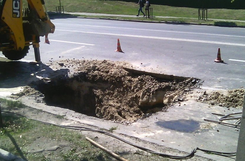 В Киеве на проспекте Науки провалился асфальт, - очевидцы