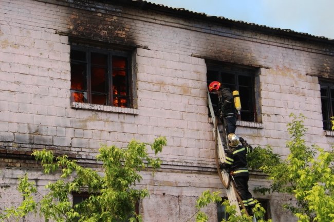 В Киеве на Рыбальском острове горело заброшенное здание