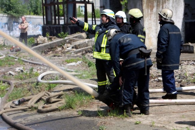 В Киеве на Рыбальском острове горело заброшенное здание