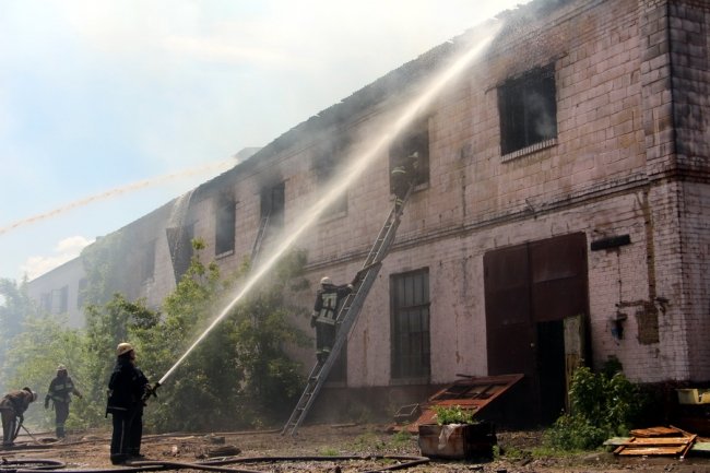 В Киеве на Рыбальском острове горело заброшенное здание