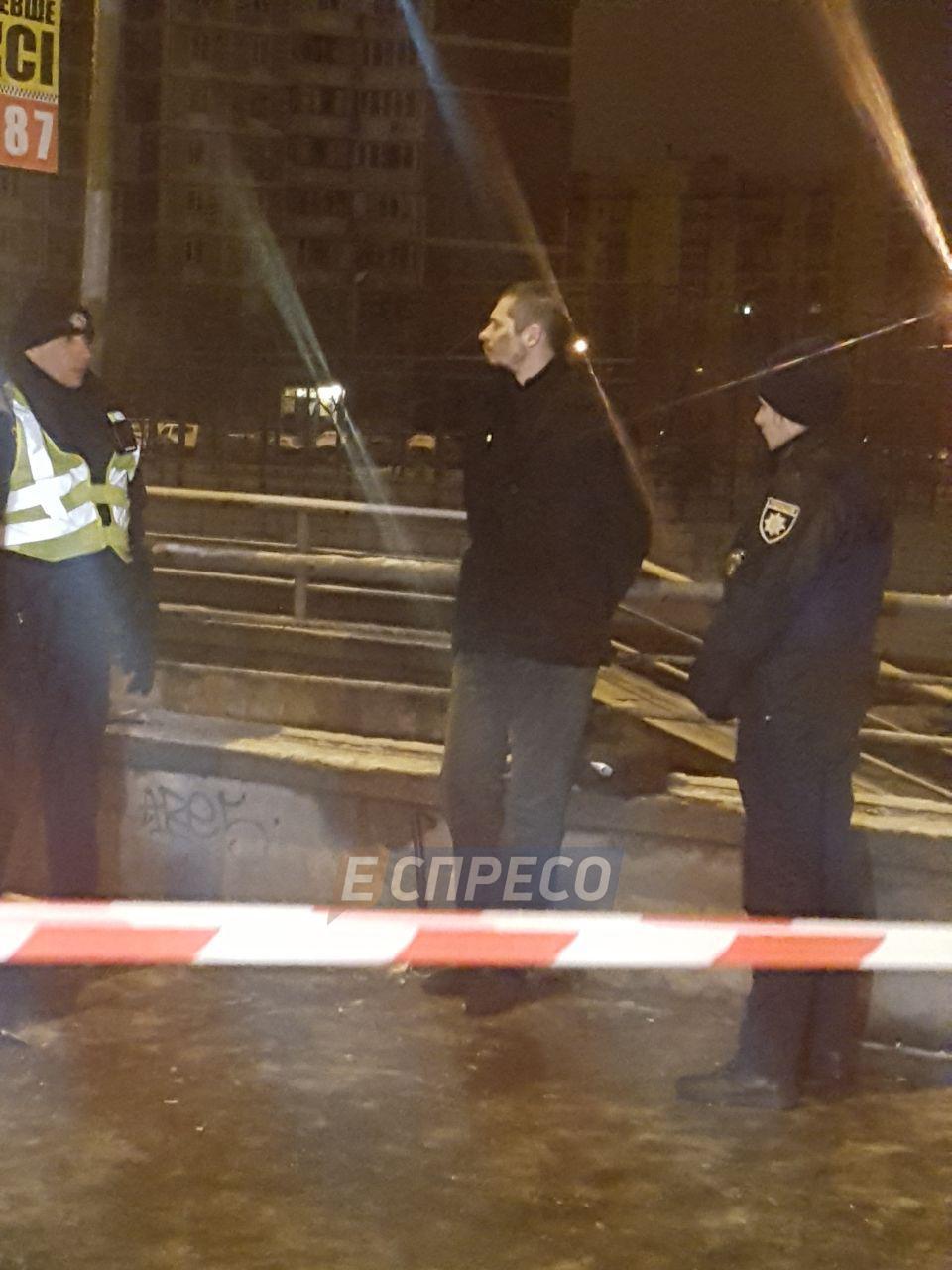 В Киеве на Троещине мужчина бросил взрывчатку в полицейского