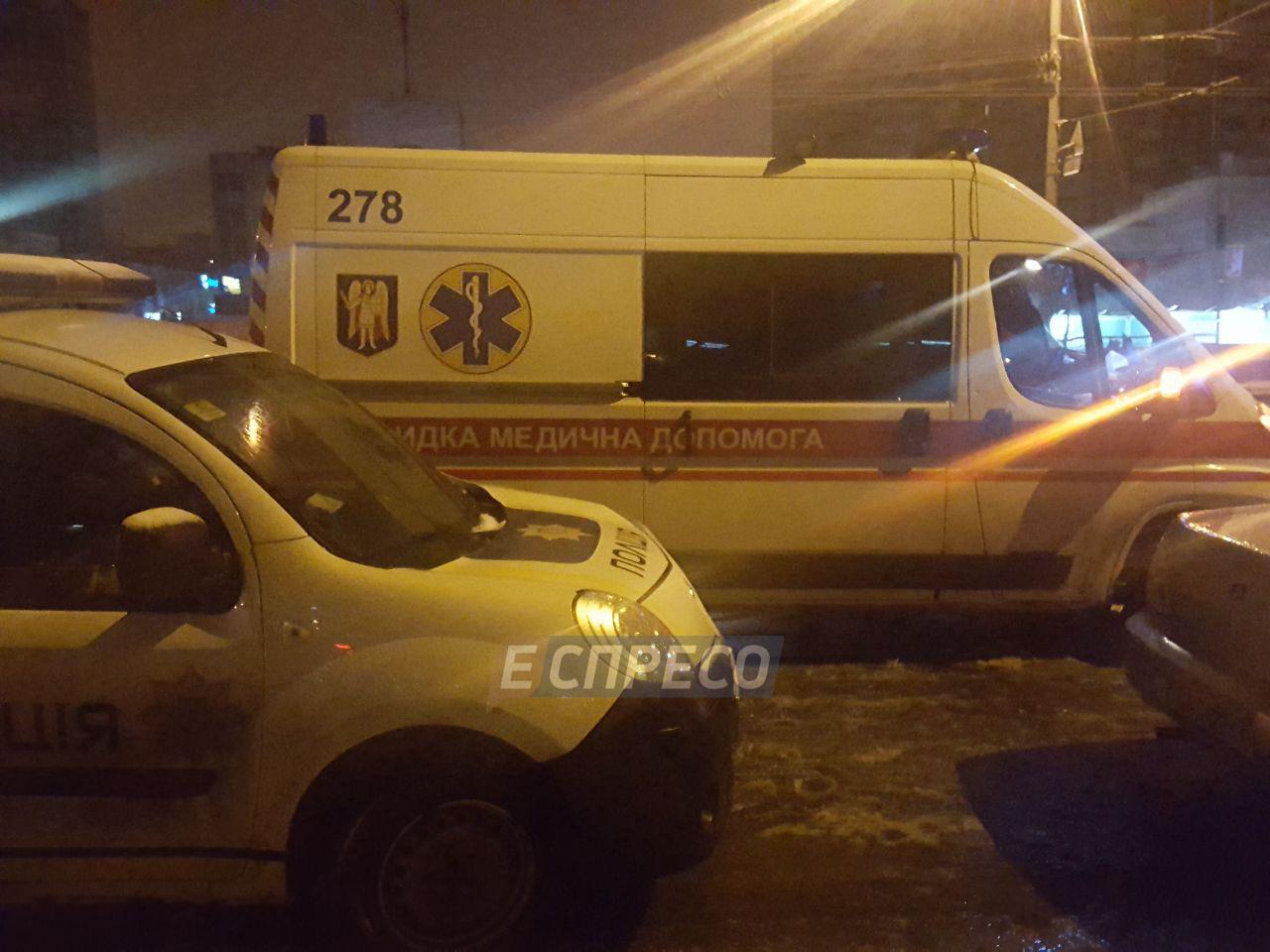 В Киеве на Троещине мужчина бросил взрывчатку в полицейского