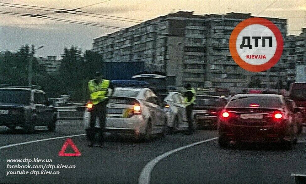 В Киеве на Троещине столкнулись два автомобиля патрульных полицейских