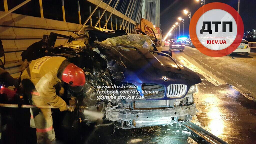 В Киеве на Южном мосту BMW врезался в военный грузовик, погибла женщина