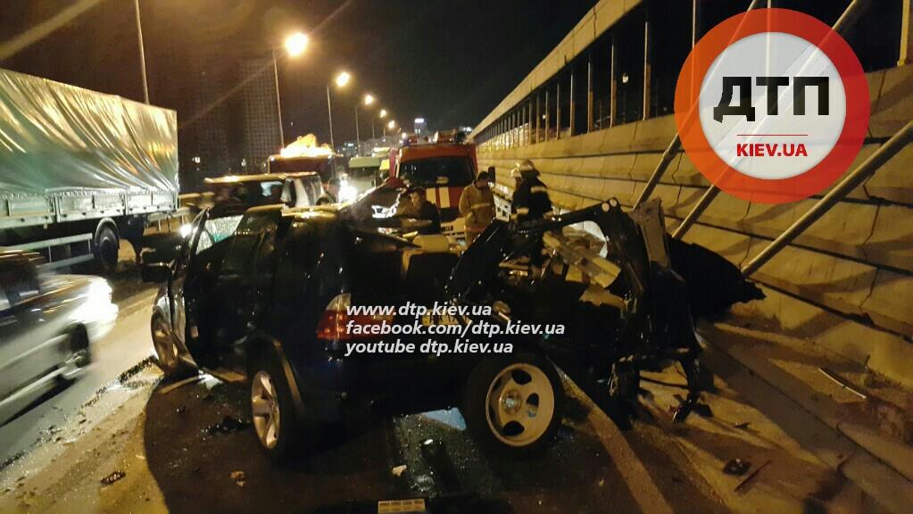 В Киеве на Южном мосту BMW врезался в военный грузовик, погибла женщина