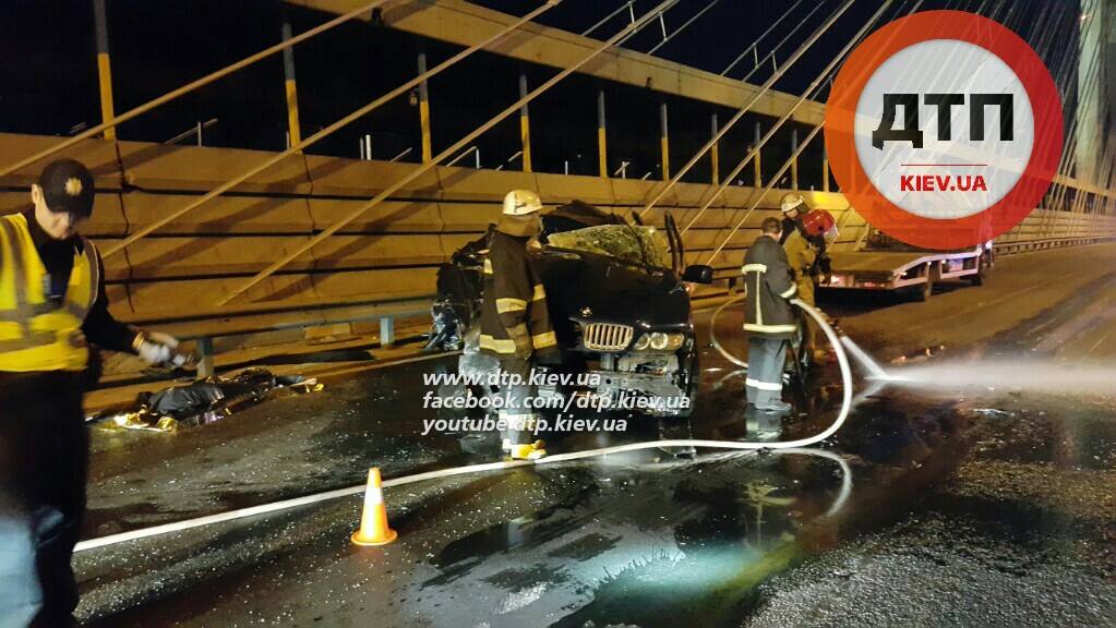 В Киеве на Южном мосту BMW врезался в военный грузовик, погибла женщина