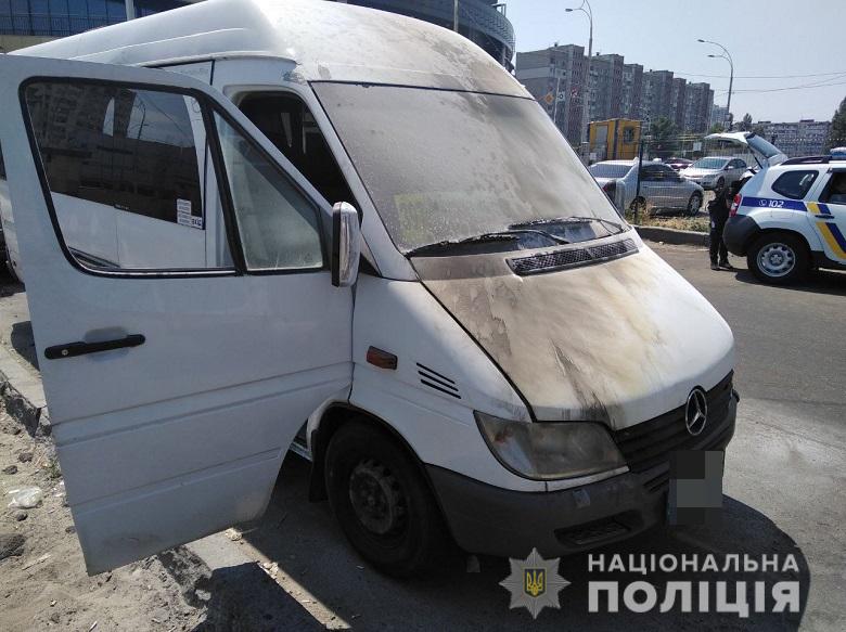 В Киеве неизвестные забросали маршрутки «коктейлями Молотова» (ФОТО)
