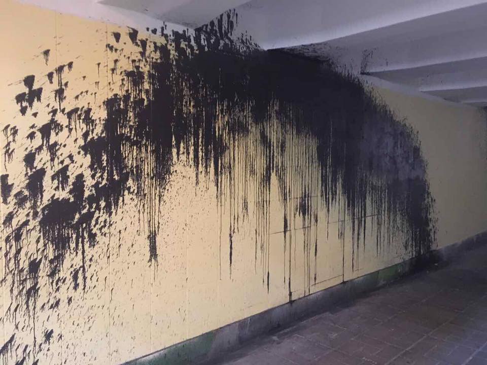В Киеве облили черной краской недавно отремонтированный подземный переход