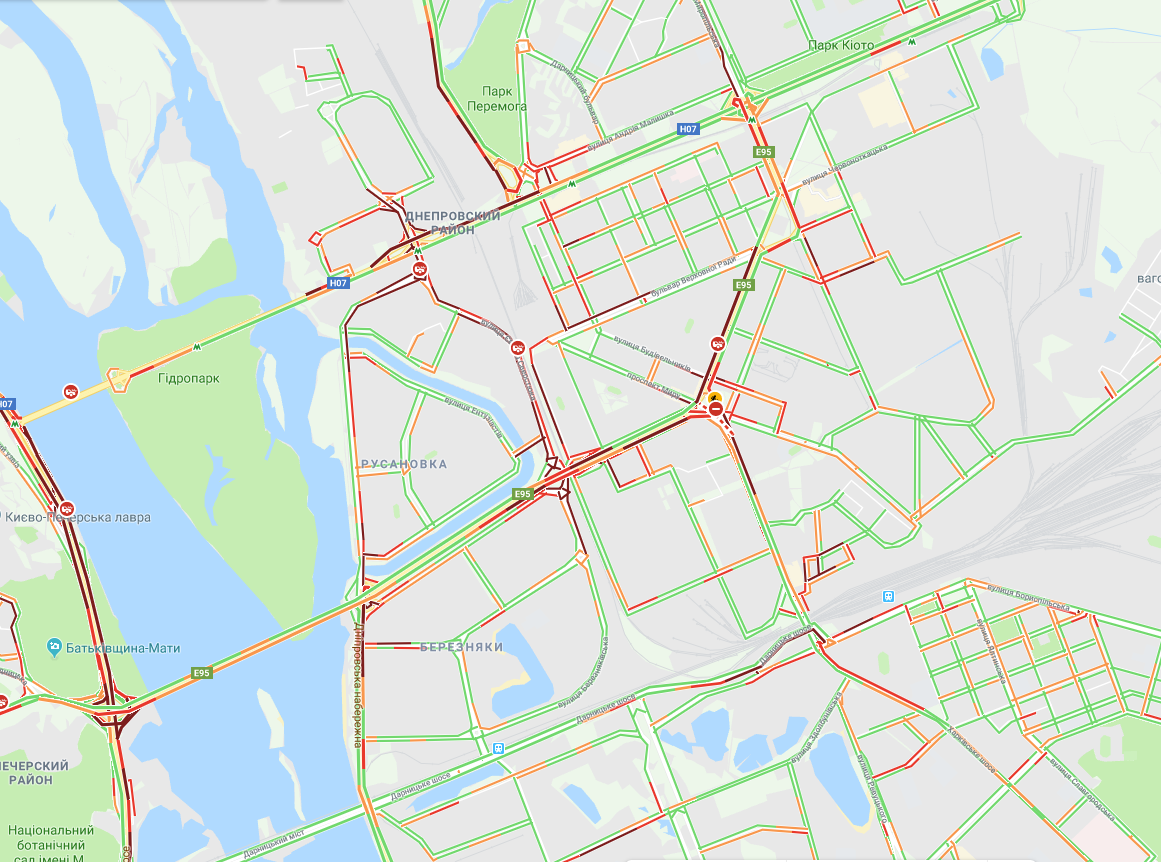 В Киеве образовались огромные пробки, мост Метро перекрыт