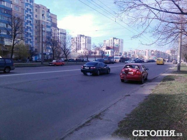 В Киеве пассажиры маршрутки получили травмы лица после столкновения с легковушкой