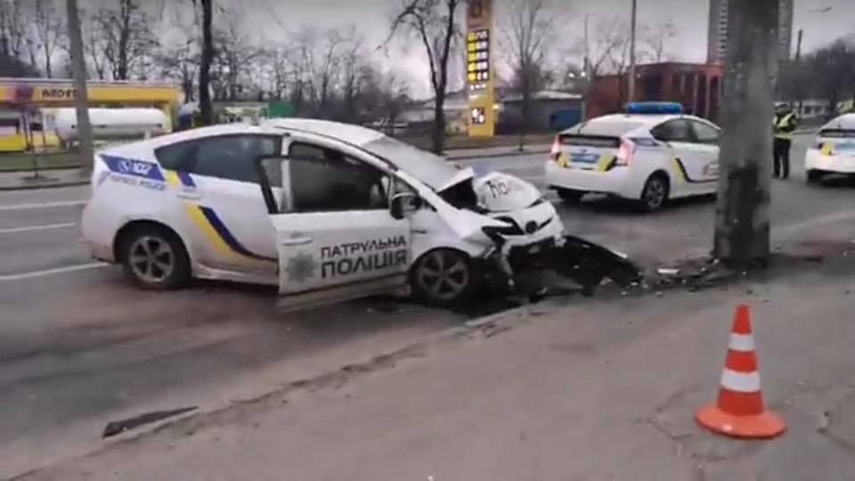 В Киеве патрульное авто врезалось в электроопору, есть пострадавшие