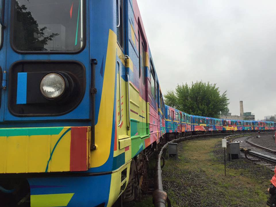 В Киеве презентовали поезд метро, разрисованный художником из Испании