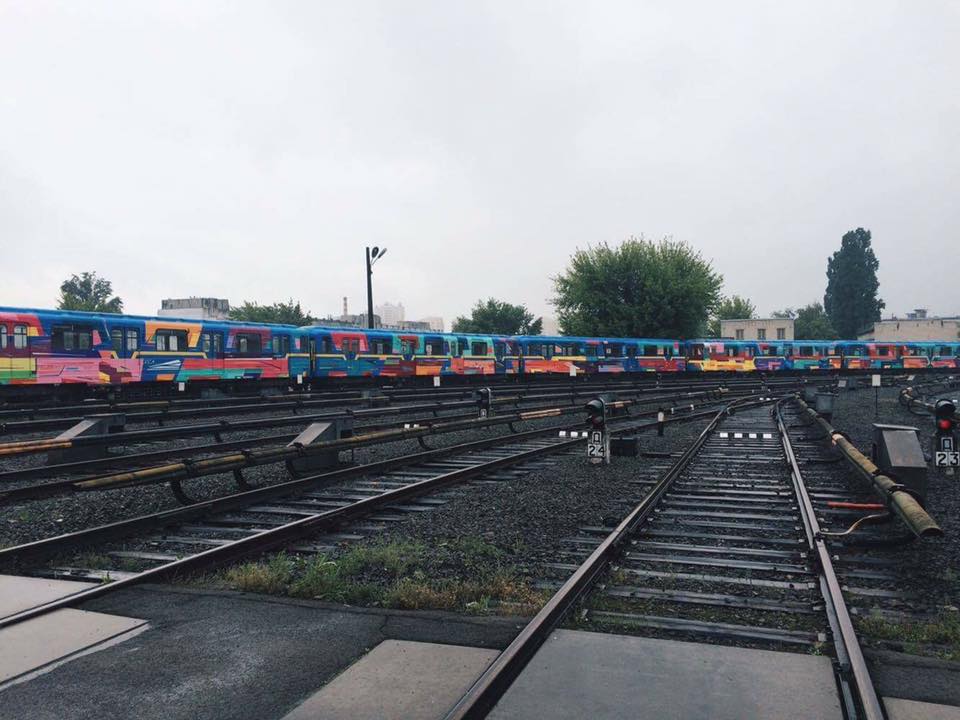 В Киеве презентовали поезд метро, разрисованный художником из Испании