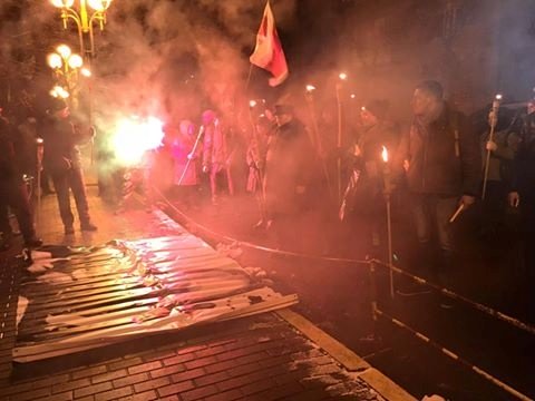В Киеве прошло факельное шествие, приуроченное к годовщине разгона Майдана